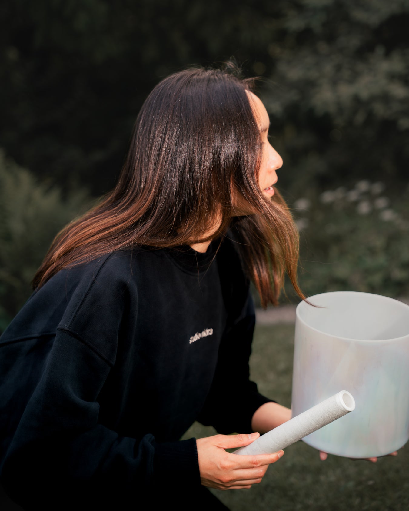 The Crew Sweatshirt black - side view showing relaxed dropped shoulders on a female soundhealer.