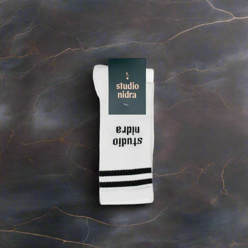 Smiling Crew Socks organic cotton - close-up detail showing logo knit.